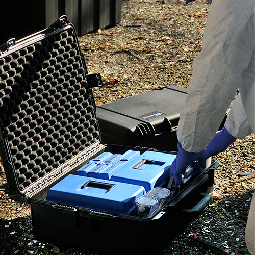 PELICAN STORM CASE iM2600 Person